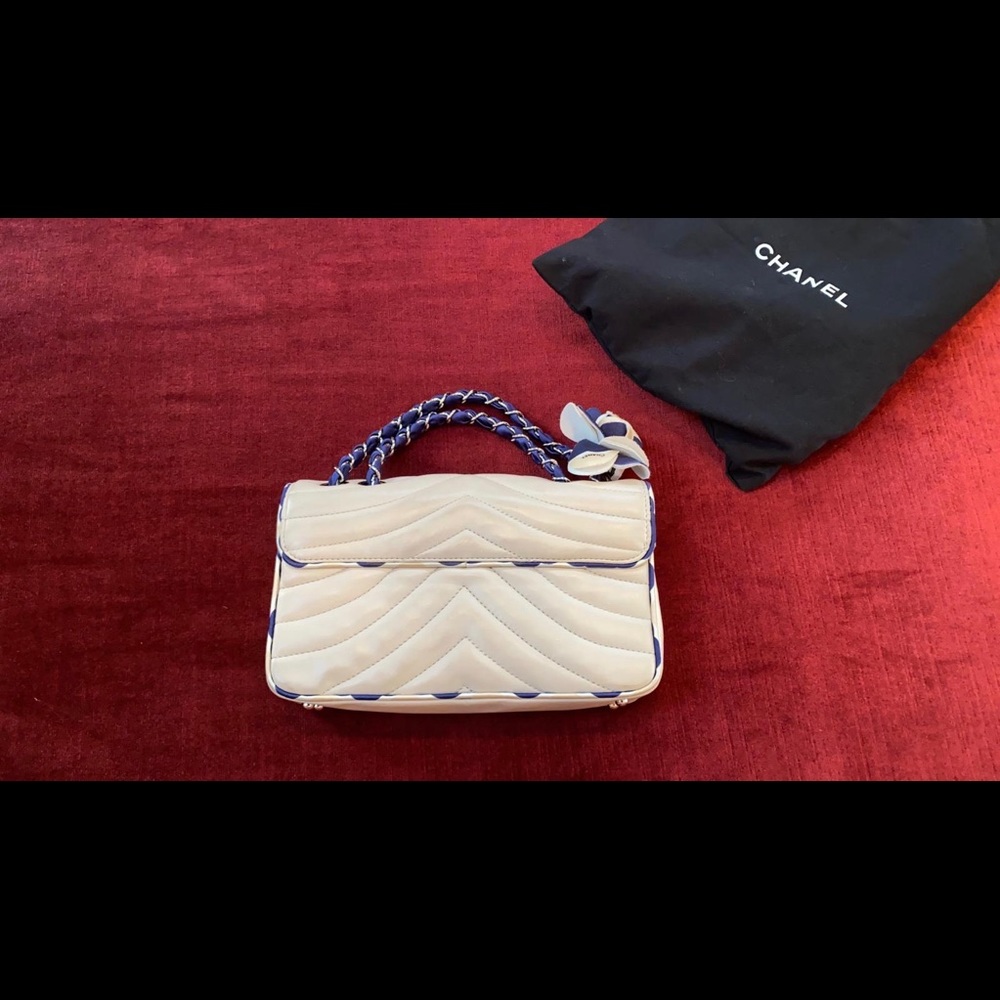 Chanel beige/grey classic quilted bag with flower - Picture 9 of 12